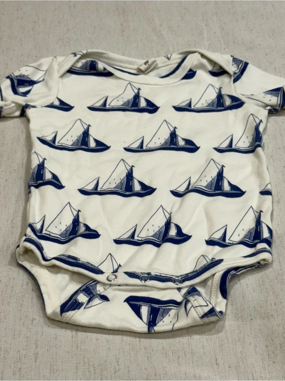 kate quinn White Bodysuit Navy Sailboat Print 12-18m 100% organic cotton